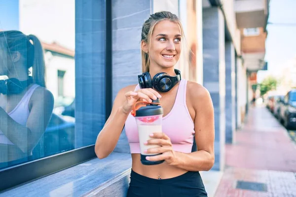 Young Blonde Sporty Girl Wearing Headphones Drinking Healthy Protein Smoothie — Stock Photo, Image