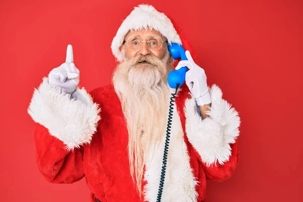 Viejo Hombre Mayor Con Disfraz Santa Claus Usando Teléfono Vintage —  Fotos de Stock