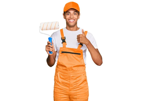 Young Handsome African American Man Wearing Cap Painter Clothes Holding — 图库照片