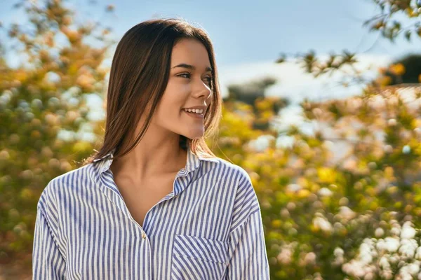 Junges Hispanisches Mädchen Lächelt Glücklich Der Stadt — Stockfoto