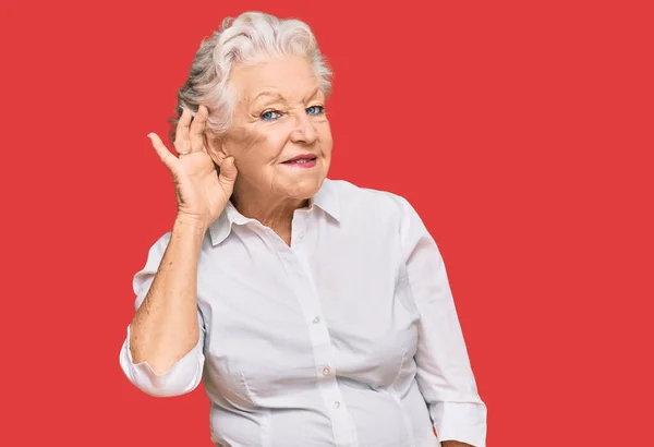 Idősebb Ősz Hajú Alkalmi Ruhában Aki Fültől Fülig Mosolyog Miközben — Stock Fotó