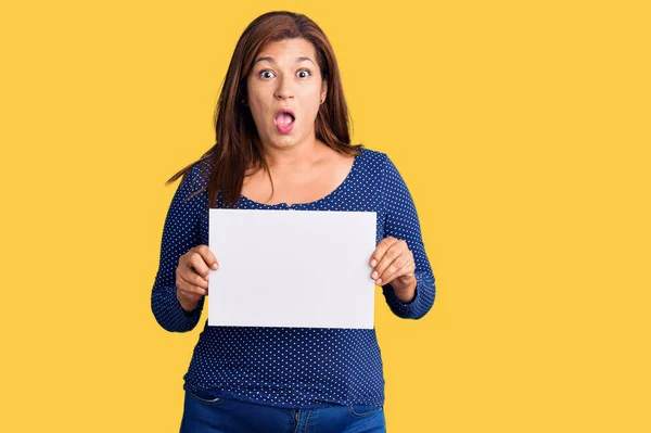 Middle Age Latin Woman Holding Paper Banner Blank Space Scared — Foto Stock