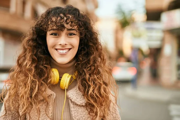 Mladá Hispánka Šťastně Usmívá Pomocí Sluchátek Městě — Stock fotografie