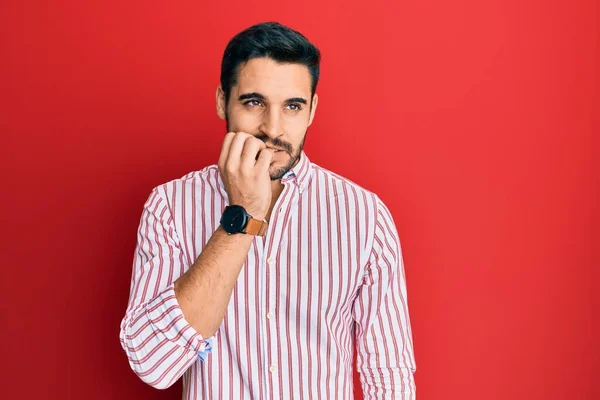 Ung Latinamerikan Man Bär Business Shirt Ser Stressad Och Nervös — Stockfoto