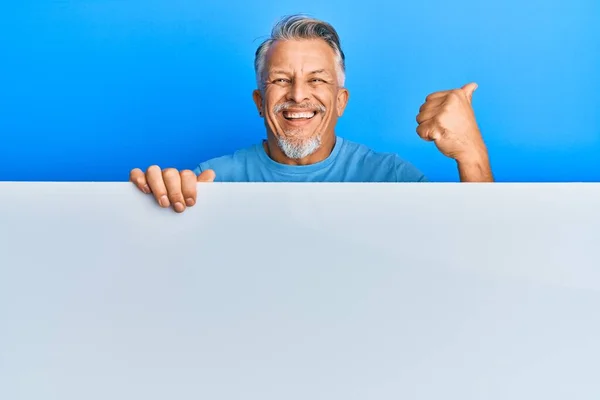 Hombre Pelo Gris Mediana Edad Sosteniendo Una Pancarta Vacía Blanco —  Fotos de Stock
