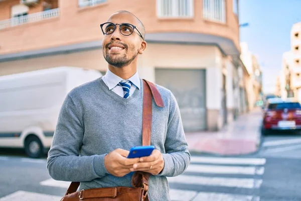 Jovem Empresário Afro Americano Sorrindo Feliz Usando Smartphone Cidade — Fotografia de Stock