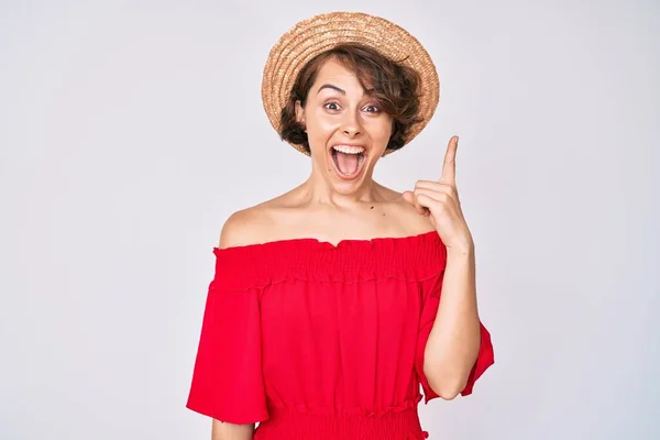 Mulher Hispânica Jovem Usando Chapéu Verão Apontando Dedo Para Cima — Fotografia de Stock