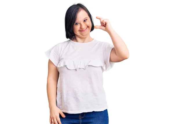 Жінка Синдромом Брюнета Одягнена Білу Сорочку Посміхається Впевнено Жестикулює Рукою — стокове фото
