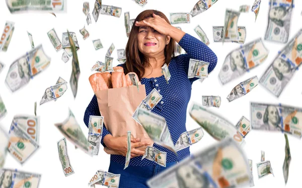 Mujer Latina Mediana Edad Sosteniendo Bolsa Papel Con Pan Estresado —  Fotos de Stock