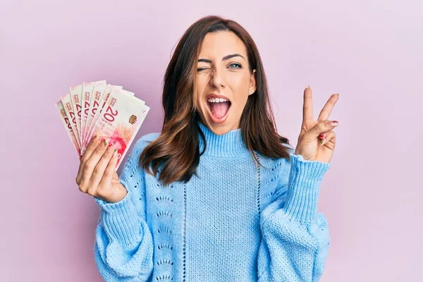 Mujer Morena Joven Sosteniendo Billetes Shekels Israelíes Sonriendo Con Cara — Foto de Stock