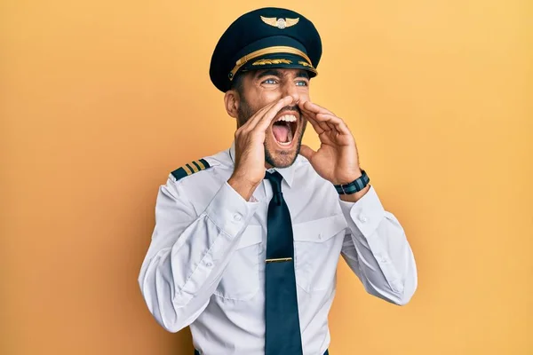 Knappe Spaanse Man Vliegtuigpiloot Uniform Schreeuwend Boos Met Handen Mond — Stockfoto