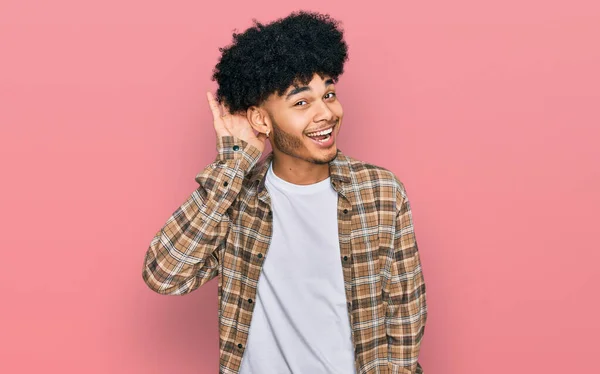 Jovem Afro Americano Com Cabelo Afro Vestindo Roupas Casuais Sorrindo — Fotografia de Stock