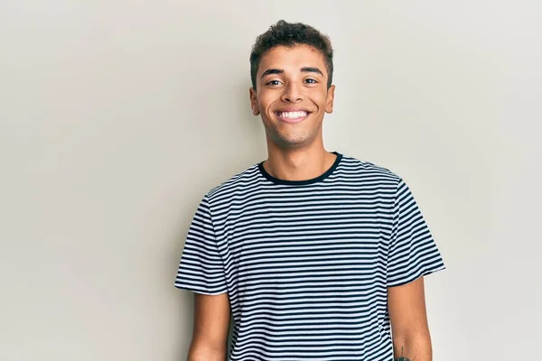 Joven Hombre Afroamericano Guapo Usando Ropa Casual Con Una Sonrisa —  Fotos de Stock