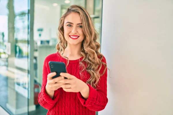 Giovane Ragazza Bionda Sorridente Felice Utilizzando Smartphone Piedi Città — Foto Stock