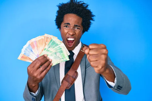 Bonito Homem Afro Americano Com Cabelo Afro Segurando Notas Rand — Fotografia de Stock