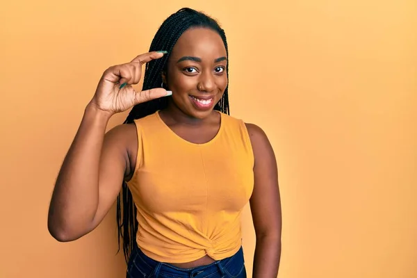 Jovem Afro Americana Vestindo Roupas Casuais Sorrindo Gestos Confiantes Com — Fotografia de Stock