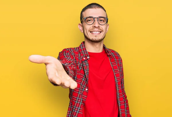 Іспанський Молодий Чоловік Повсякденному Одязі Усміхається Дружньо Пропонуючи Рукостискання Привітання — стокове фото