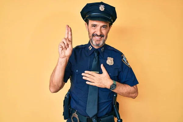 Homem Hispânico Meia Idade Vestindo Uniforme Policial Sorrindo Jurando Com — Fotografia de Stock