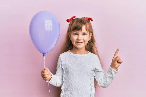Kleine Kaukasische Mädchen Kind Mit Lila Ballon Lächelnd Glücklich Zeigt — Stockfoto