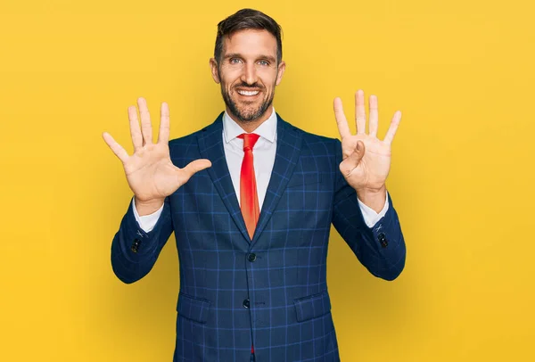 Pohledný Muž Vousy Obleku Kravatě Ukazující Ukazující Prsty Číslo Devět — Stock fotografie