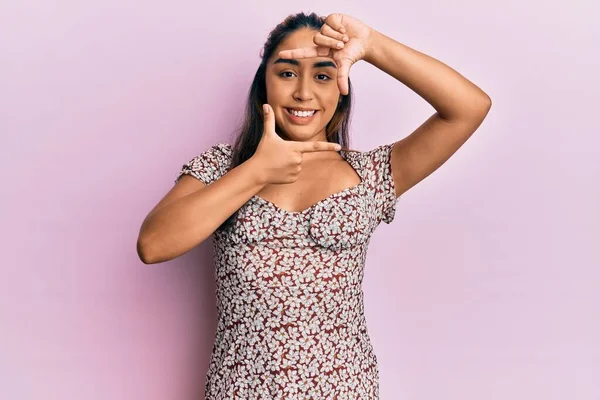 Ung Latinamerikansk Kvinna Klädd Avslappnade Kläder Leende Gör Ram Med — Stockfoto
