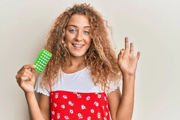 Hermosa Chica Adolescente Caucásica Sosteniendo Píldoras Anticonceptivas Haciendo Signo Con —  Fotos de Stock