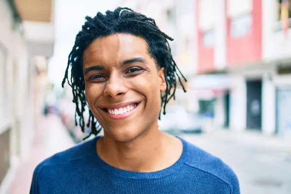 Jovem Afro Americano Sorrindo Feliz Olhando Para Câmera Rua Cidade — Fotografia de Stock