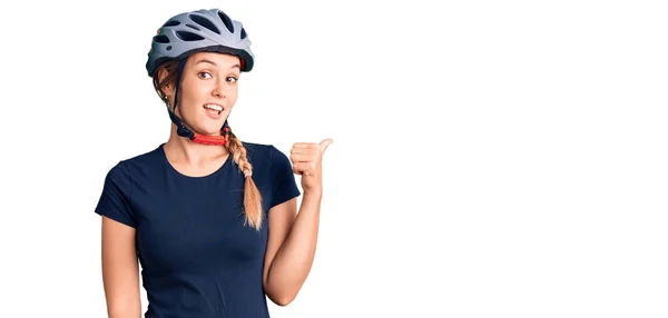 Mulher Branca Bonita Usando Capacete Bicicleta Sorrindo Com Rosto Feliz — Fotografia de Stock