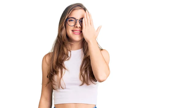 Beautiful Caucasian Young Woman Wearing Casual Clothes Glasses Covering One — ストック写真