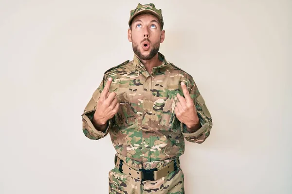 Jovem Caucasiano Vestindo Uniforme Exército Camuflagem Espantado Surpreso Olhando Para — Fotografia de Stock