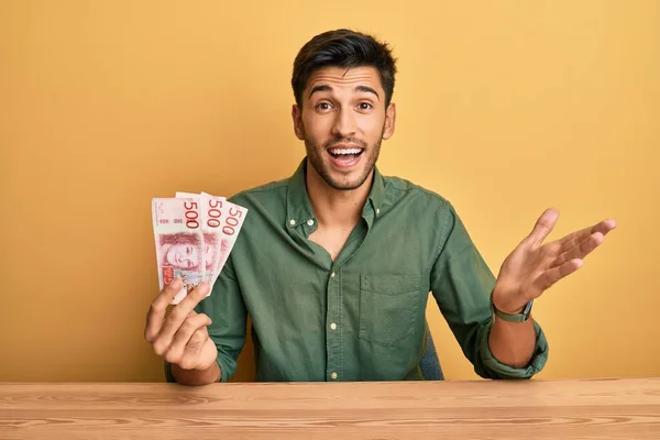 Joven Hombre Guapo Sosteniendo Billetes 500 Coronas Suecas Celebrando Logro — Foto de Stock