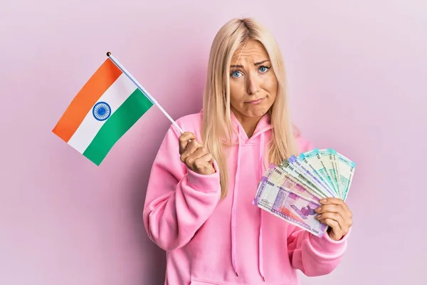 Νεαρή Ξανθιά Γυναίκα Ινδική Σημαία Και Κόκκινα Χαρτονομίσματα Σκεπτική Και — Φωτογραφία Αρχείου