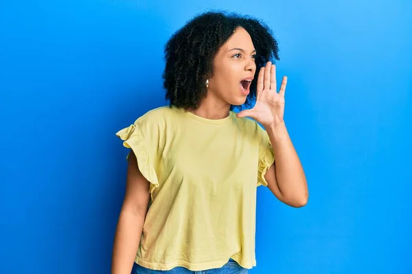 Junge Afrikanisch Amerikanische Mädchen Lässiger Kleidung Schreien Und Schreien Laut — Stockfoto