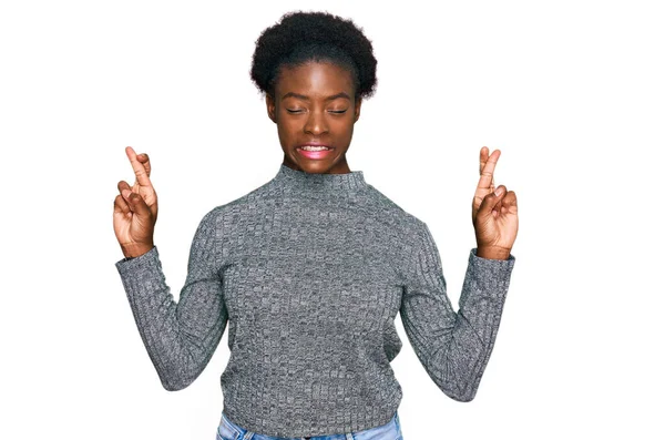 Ung Afrikansk Amerikansk Flicka Klädd Avslappnade Kläder Gestikulerande Finger Korsade — Stockfoto