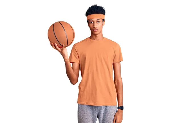 Jovem Afro Americano Segurando Bola Basquete Pensando Atitude Expressão Sóbria — Fotografia de Stock