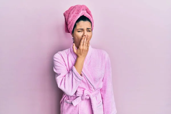 Junge Hispanische Frau Mit Duschtuchmütze Und Bademantel Gelangweilt Gähnend Müde — Stockfoto
