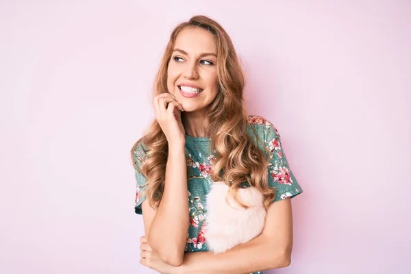 Jeune Femme Caucasienne Aux Cheveux Blonds Portant Des Vêtements Décontractés — Photo