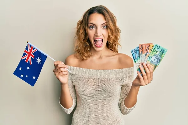 Jonge Kaukasische Vrouw Met Australische Vlag Dollars Vieren Gek Verbaasd — Stockfoto