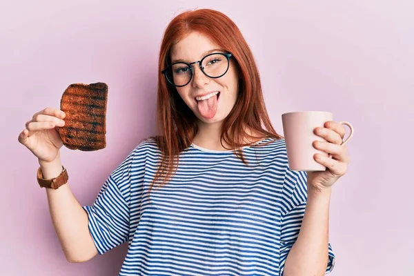 Jong Rood Hoofd Meisje Holding Verbrand Toast Voor Ontbijt Steken — Stockfoto