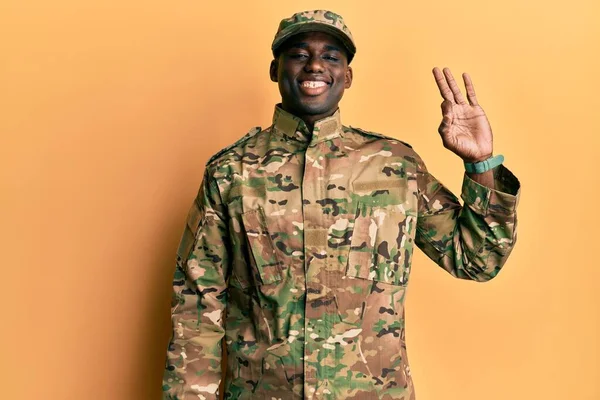 Fiatal Afro Amerikai Férfi Katonai Egyenruhát Visel Mosolyogva Pozitív Csinál — Stock Fotó