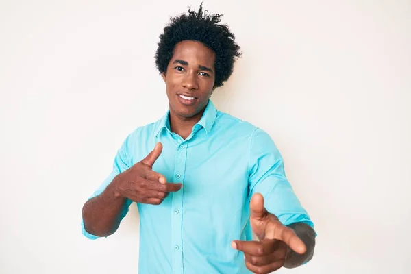 Bonito Homem Americano Africano Com Cabelo Afro Vestindo Roupas Casuais — Fotografia de Stock