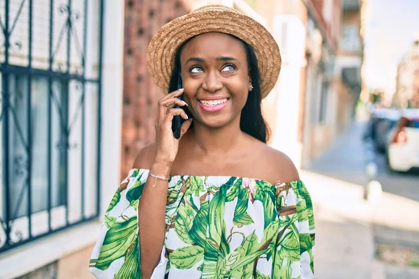 Mladý Africký Americký Turista Žena Dovolené Úsměvem Šťastný Mluvení Smartphone — Stock fotografie