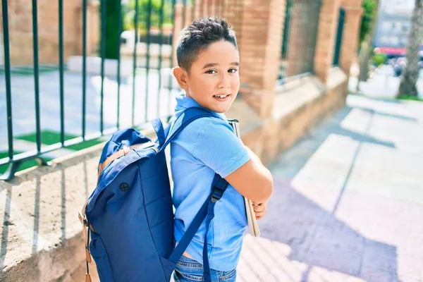 Adorabile Studente Ragazzo Sorridente Felice Tenuta Libro Strada Della Città — Foto Stock