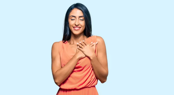 Mulher Hispânica Bonita Usando Vestido Verão Sorrindo Com Mãos Peito — Fotografia de Stock