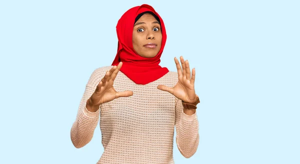 Young African American Woman Wearing Traditional Islamic Hijab Scarf Afraid — Stock Fotó