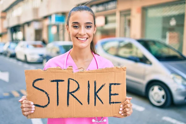 Jovem Hispânico Médico Mulher Sorrindo Feliz Segurando Greve Banner Papelão — Fotografia de Stock