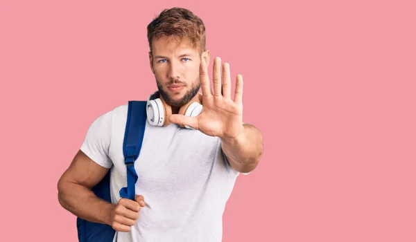 Ung Kaukasier Man Bär Student Ryggsäck Och Hörlurar Med Öppen — Stockfoto