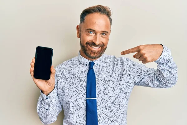 Yakışıklı Orta Yaşlı Adamı Elinde Akıllı Bir Telefonla Boş Ekranı — Stok fotoğraf