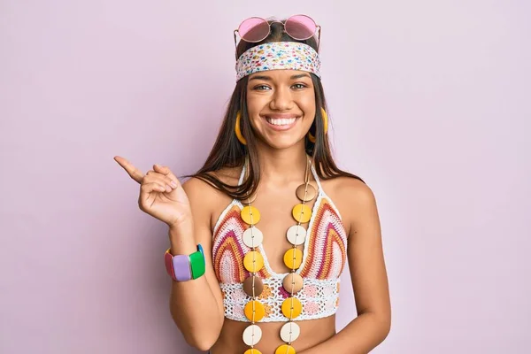 Schöne Hispanische Frau Bohemien Und Hippie Stil Mit Einem Breiten — Stockfoto