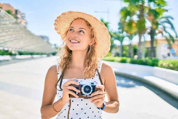 若いです美しいです白人女性とともにブロンド髪笑顔幸せな屋外で夏の日に使用してヴィンテージカメラ — ストック写真